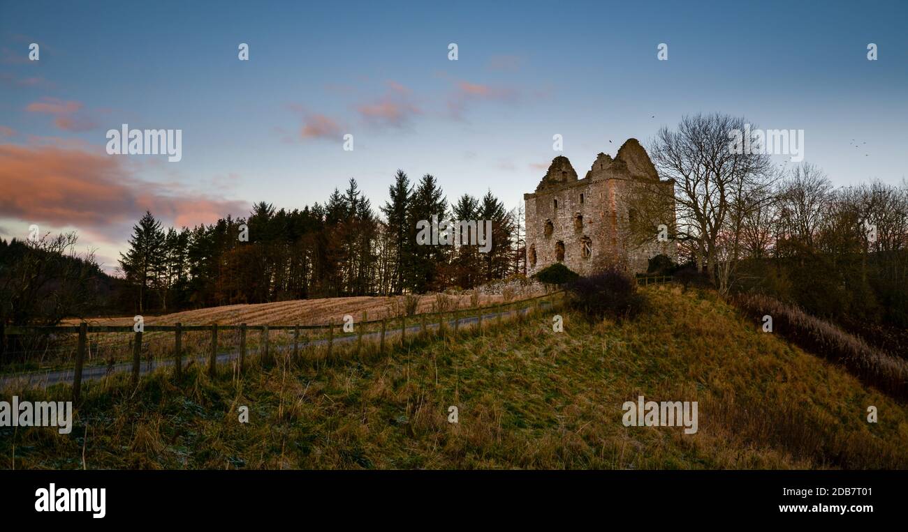 Il Castello di Newark si trova sopra Yarrow Water sulla Bowhill Estate vicino a Selkirk, ai confini scozzesi, in Scozia, Regno Unito Foto Stock
