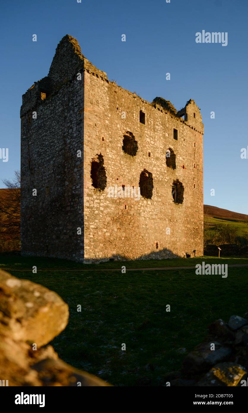 Il Castello di Newark si trova sopra Yarrow Water sulla Bowhill Estate vicino a Selkirk, ai confini scozzesi, in Scozia, Regno Unito Foto Stock