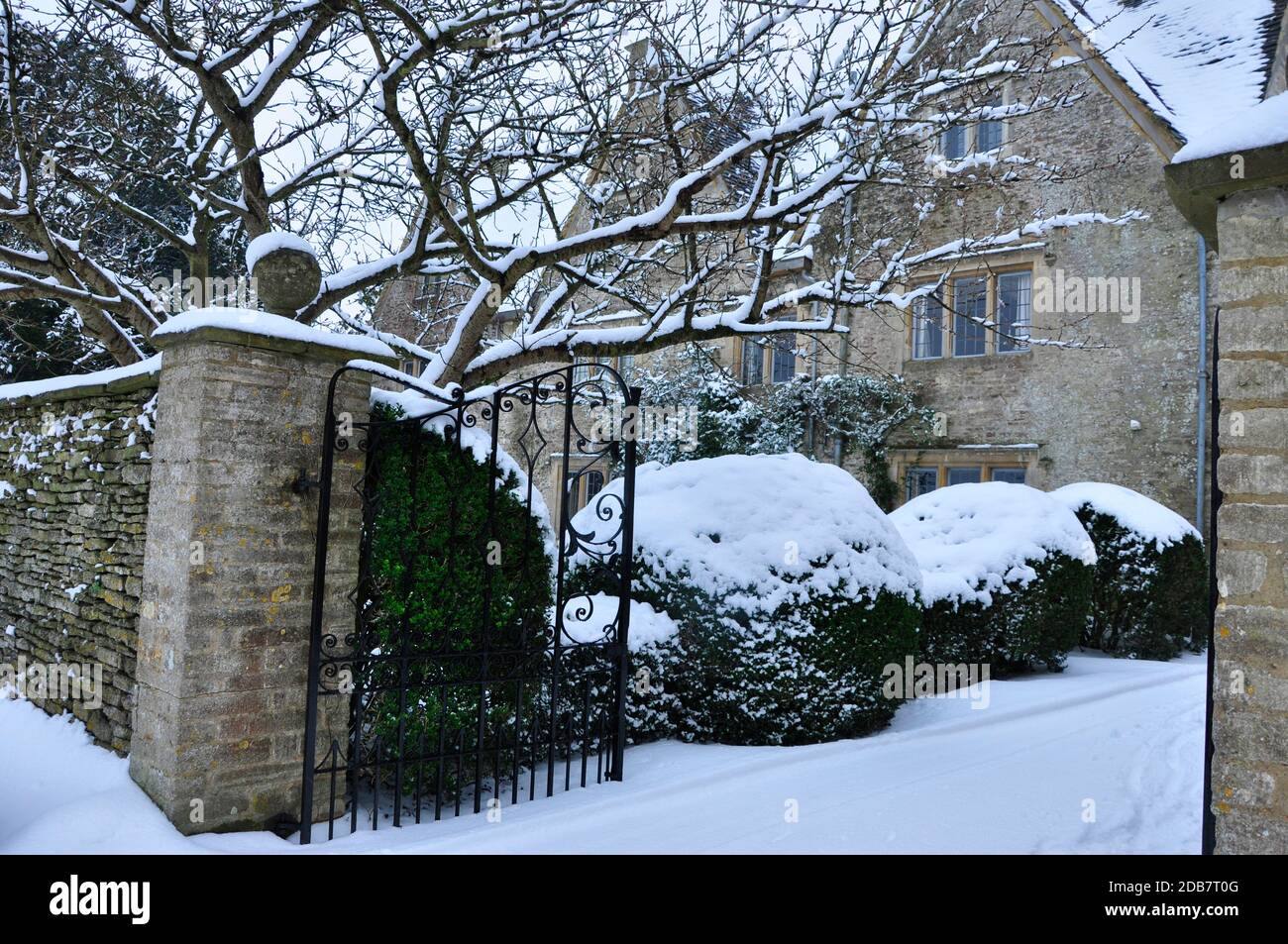 L'ingresso coperto di neve di una casa in pietra cotswold Il villaggio di Sherson Wiltshire.UK Foto Stock
