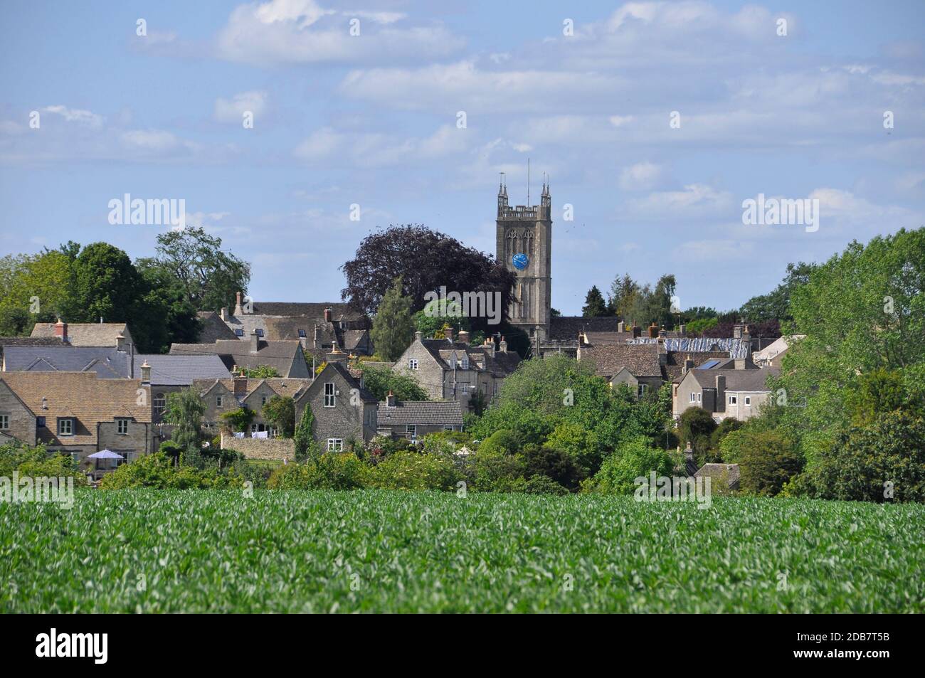 La Chiesa della Santa Croce in cima alla collina Cotswold Villaggio di Sherston bagnata nella tarda primavera Sunshine.Wiltshire.UK Foto Stock