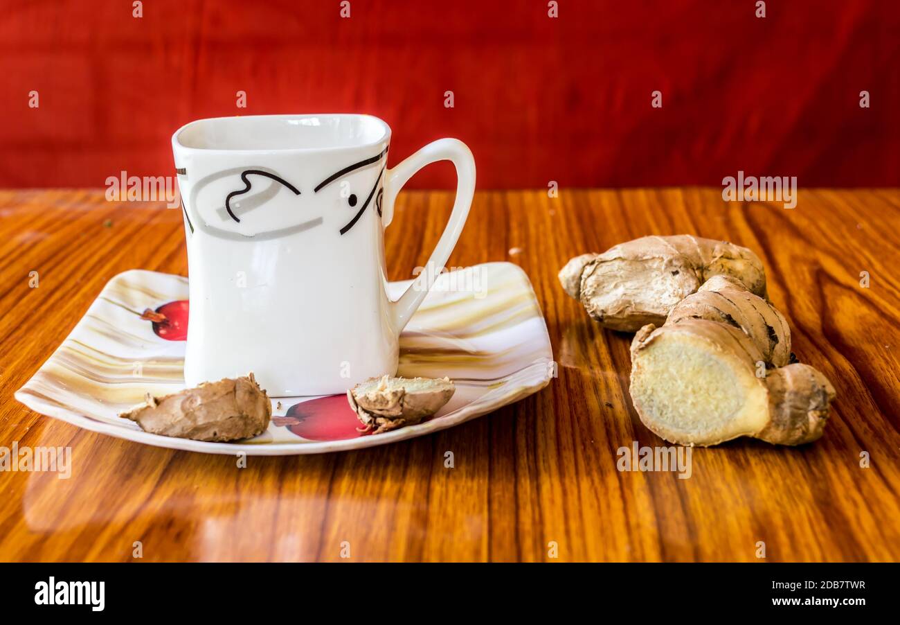 Tè allo zenzero Abrak Chai tè indiano speziato. Adrak Wali Chai. Tè allo zenzero a base di succo di limone, miele, acqua. Assistenza sanitaria e alimentazione medica suppl Foto Stock