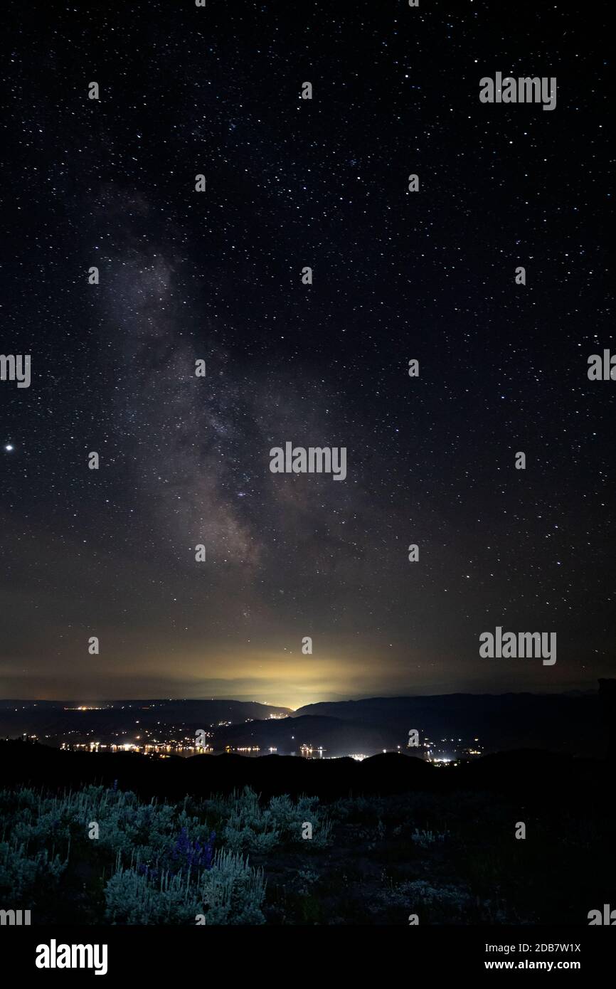 WA18130-00...WASHINGTON - il cielo notturno sul Lago Chelan e sul Città di Chelan dalla cima della montagna Cooper in L'Okanogan Wenatchee National Foto Stock