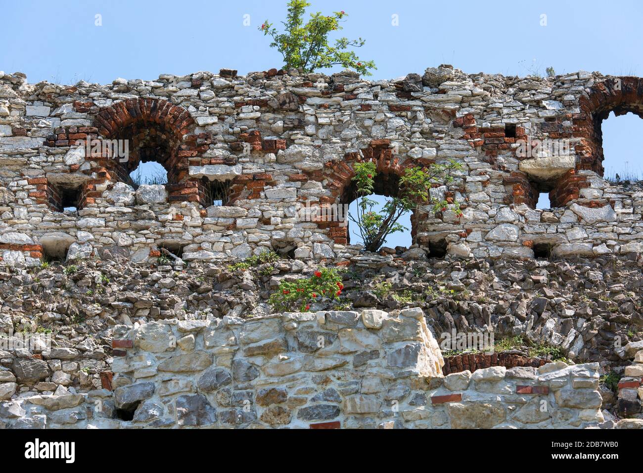 Rudno, Polonia - 21 luglio 2018: Rovine del castello medievale del 15 ° secolo, Castello di Tenczyn, Giura polacco, vicino a Cracovia Foto Stock