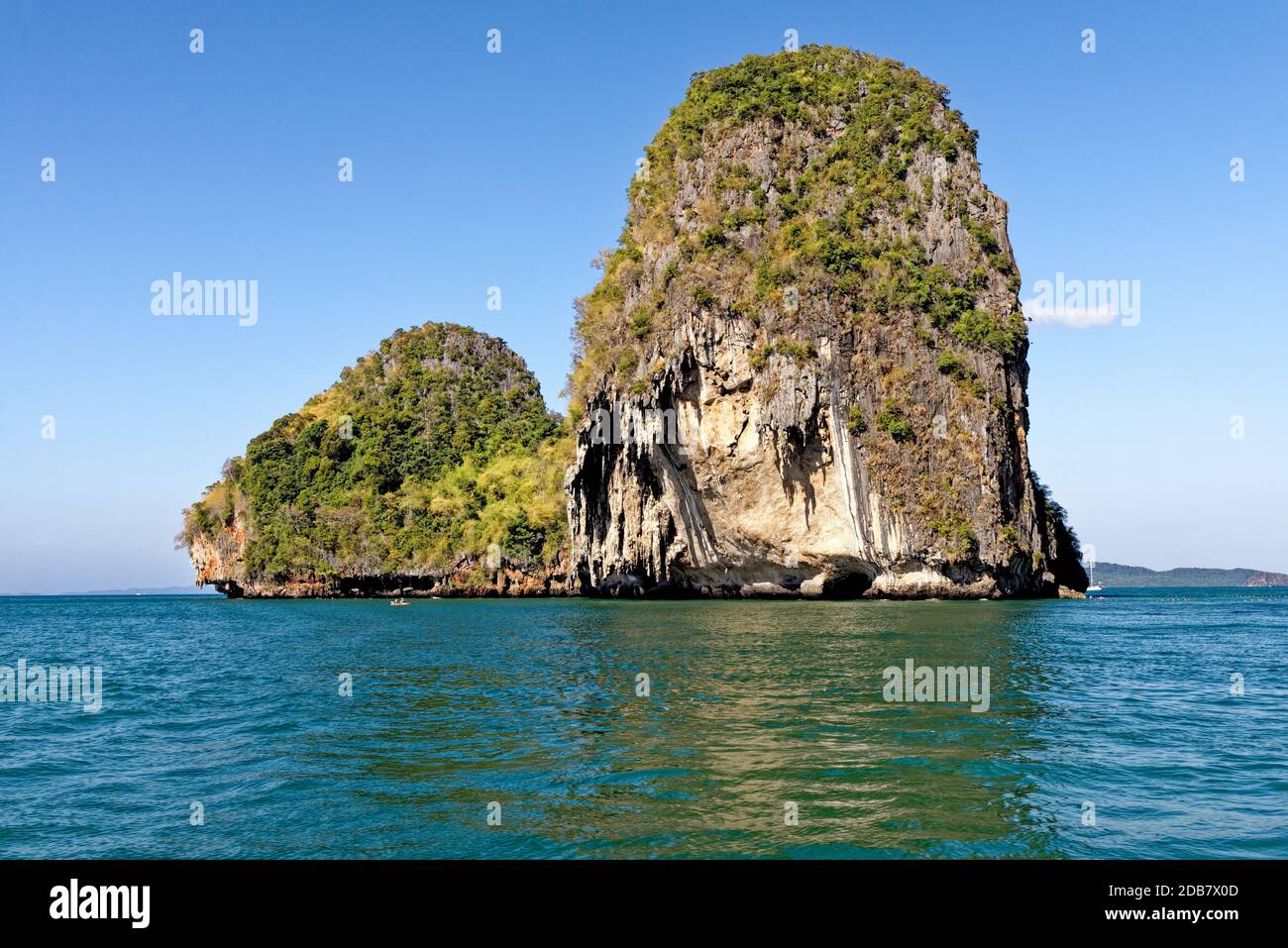 Spiaggia di Phra Nang, Railay, provincia di Krabi, Thailandia: Barche a coda lunga e grotta della principessa - destinazione di viaggio - 25 gennaio 2020 Foto Stock