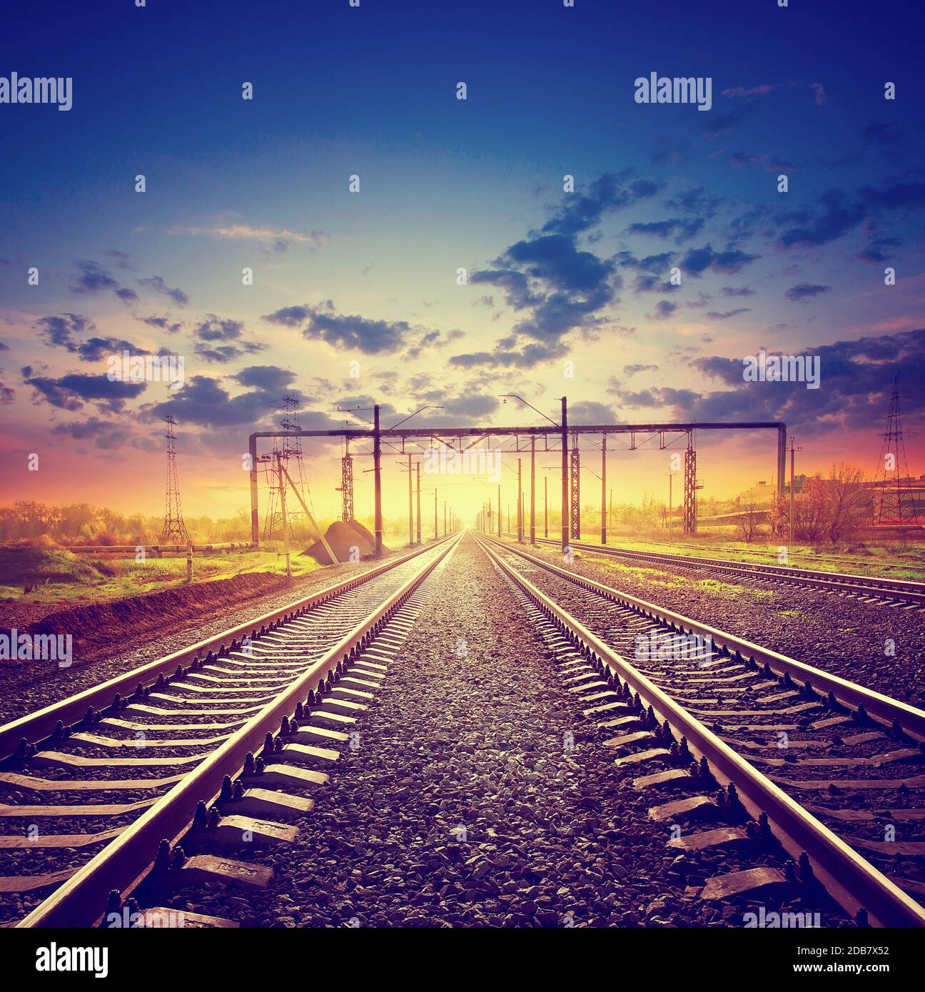 Paesaggio con la ferrovia risalente al sole in stile vintage Foto Stock