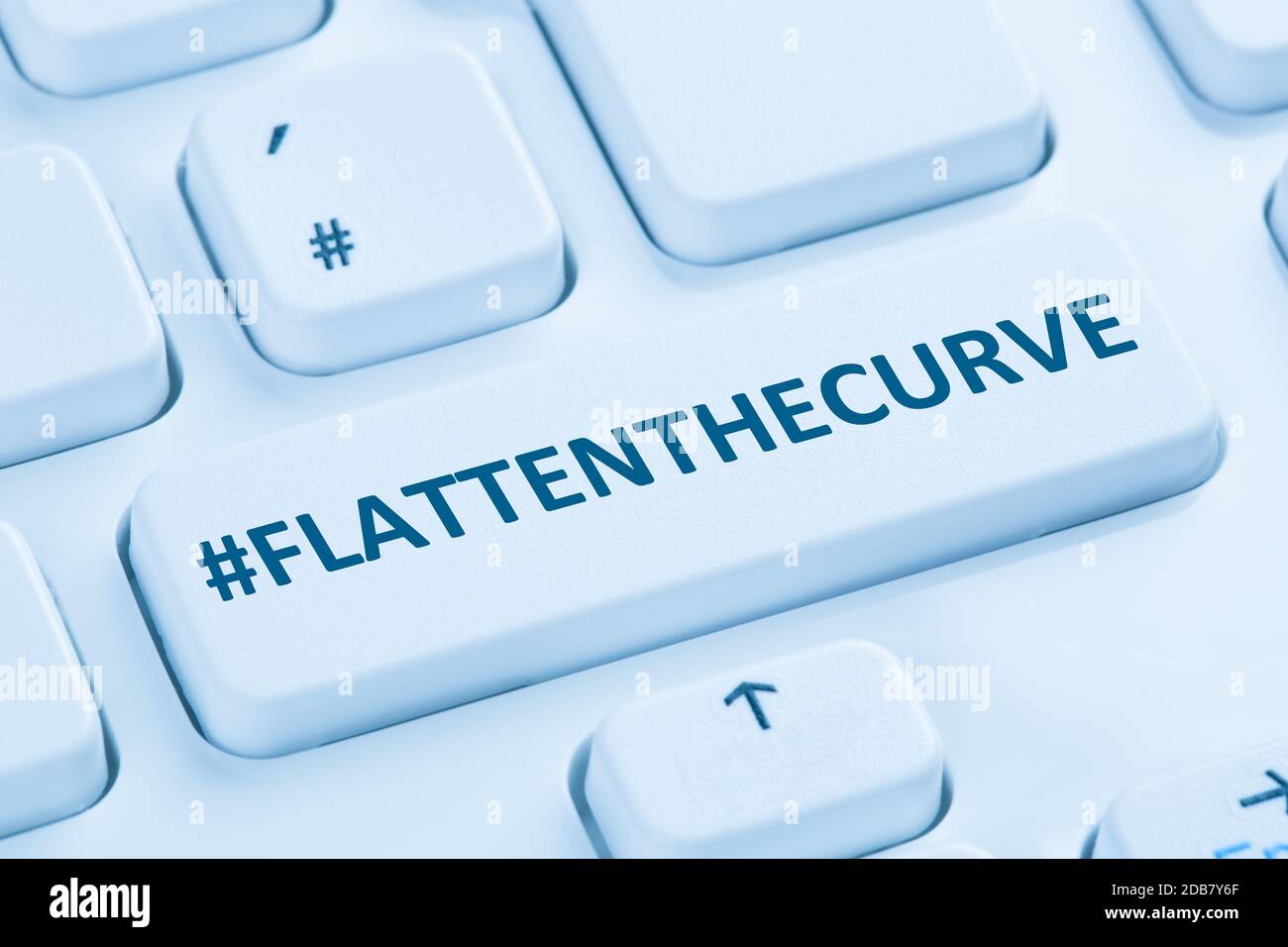 Flatten the Curve hashtag rimanere a casa Coronavirus corona infezione computer tastiera internet Foto Stock