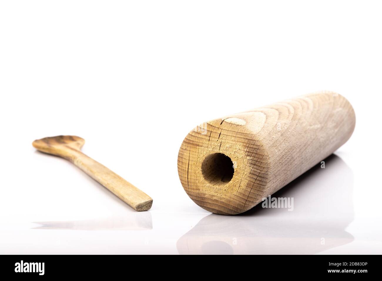 cucchiaio di legno e rolling pin su sfondo bianco in studio Foto Stock