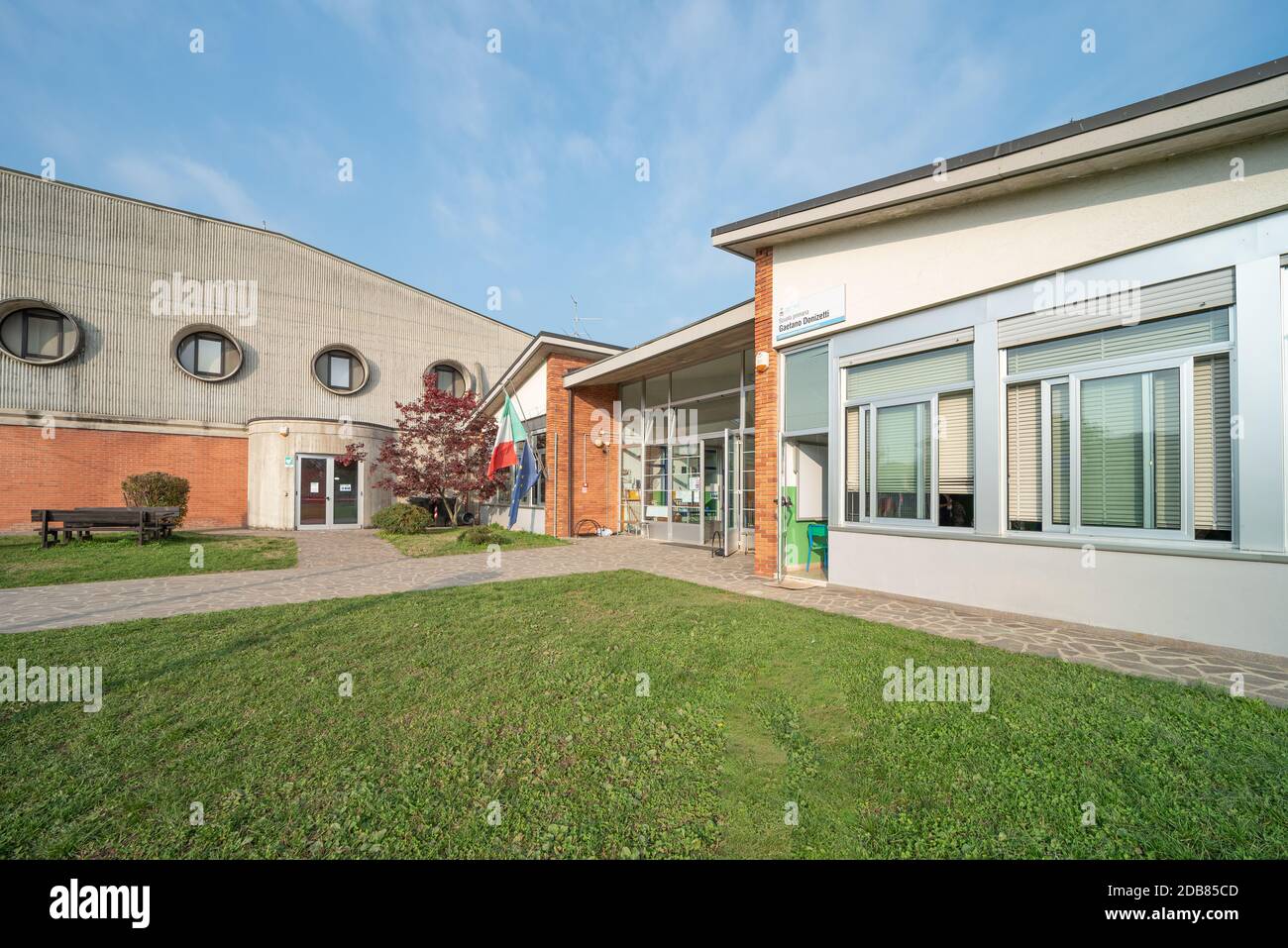 Vista esterna della scuola, edificio scolastico italiano Foto Stock