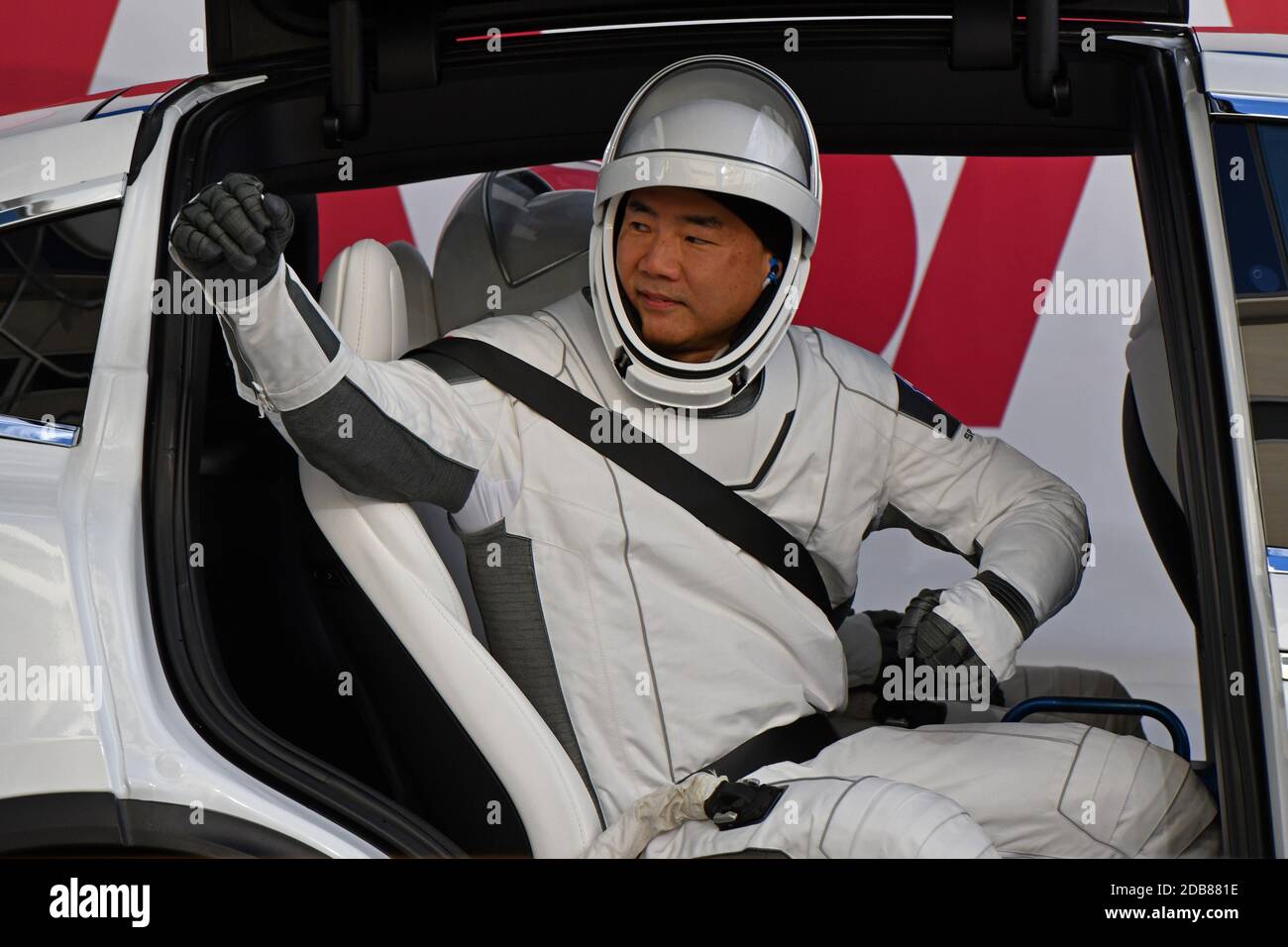 Kennedy Space Center, Stati Uniti. 16 Nov 2020. Japan Aerospace Exploration Agency (JAXA) l'astronauta Soichi Noguchi ondeggia ai media e ai membri della famiglia dopo la sua passeggiata fuori dall'o&C Building al Kennedy Space Center, Florida, domenica 15 novembre 2020. Noguchi fungerà da Mission Specialist per il primo equipaggio operativo lanciato alla Stazione spaziale Internazionale. Foto di Joe Marino/UPI Credit: UPI/Alamy Live News Foto Stock