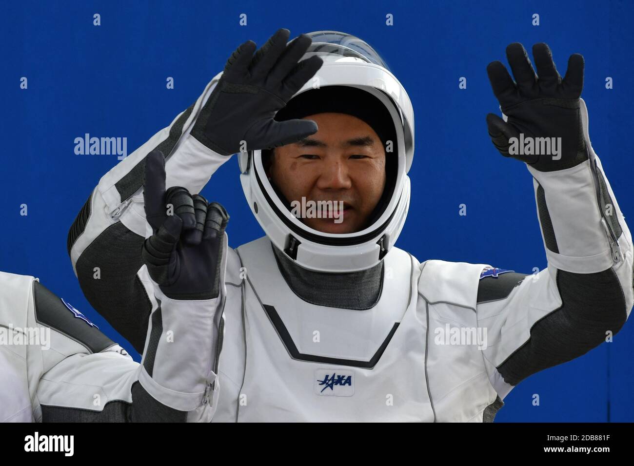 Kennedy Space Center, Stati Uniti. 16 Nov 2020. Japan Aerospace Exploration Agency (JAXA) l'astronauta Soichi Noguchi ondeggia mentre esce dall'o&C Building presso il Kennedy Space Center, Florida, domenica 15 novembre 2020. Noguchi fungerà da Mission Specialist per il primo equipaggio operativo lanciato alla Stazione spaziale Internazionale. Foto di Joe Marino/UPI Credit: UPI/Alamy Live News Foto Stock