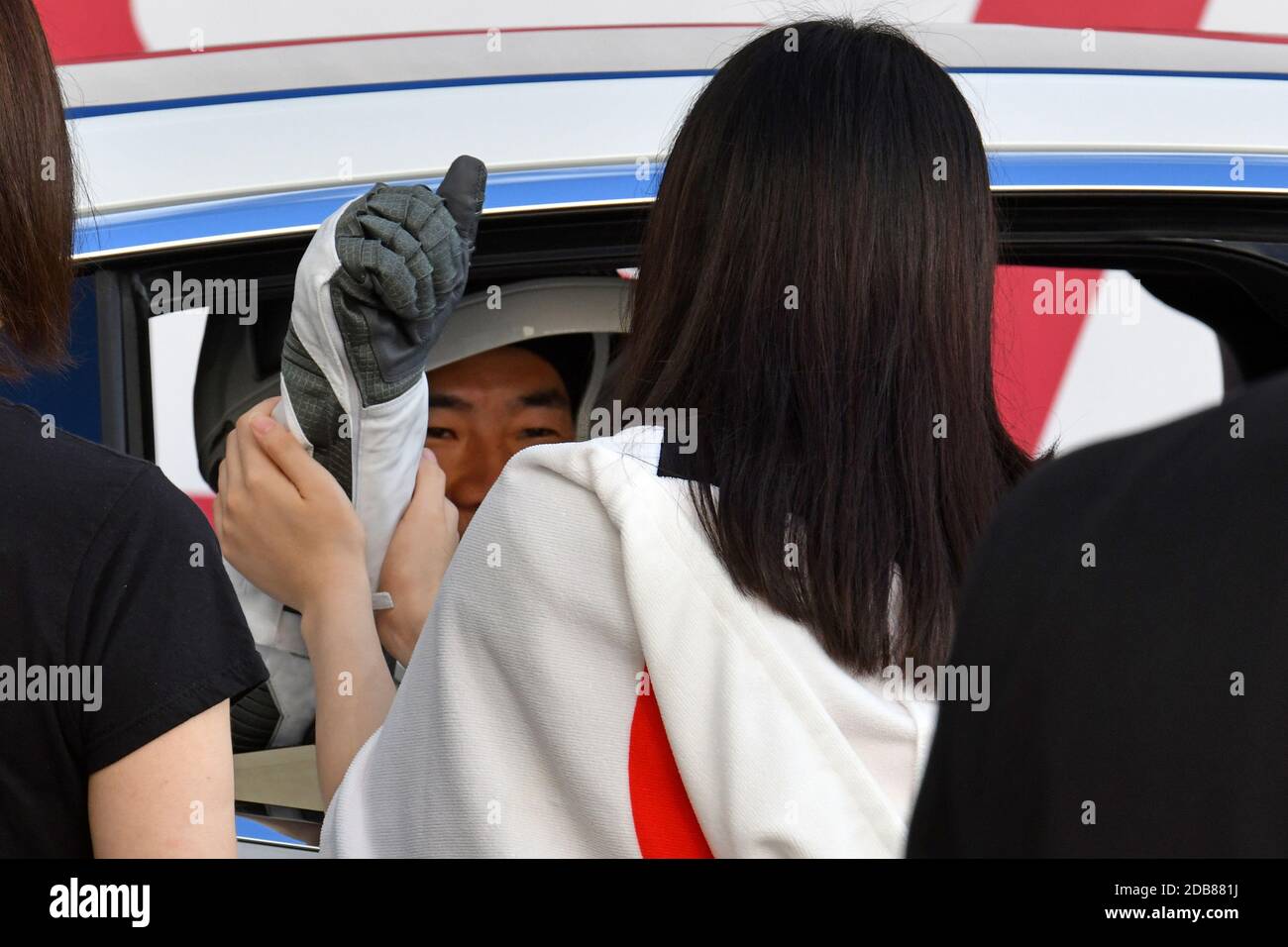 Kennedy Space Center, Stati Uniti. 16 Nov 2020. Japan Aerospace Exploration Agency (JAXA) l'astronauta Soichi Noguchi è avvicinato dalla famiglia dopo la sua passeggiata fuori dall'o&C Building al Kennedy Space Center, Florida, domenica 15 novembre 2020. Noguchi fungerà da Mission Specialist per il primo equipaggio operativo lanciato alla Stazione spaziale Internazionale. Foto di Joe Marino/UPI Credit: UPI/Alamy Live News Foto Stock