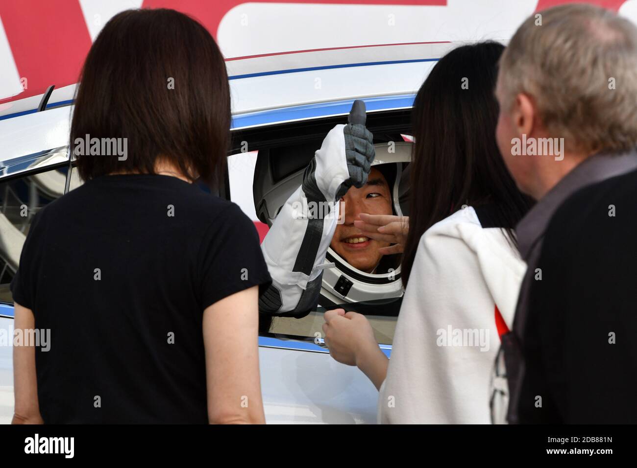 Kennedy Space Center, Stati Uniti. 16 Nov 2020. Japan Aerospace Exploration Agency (JAXA) l'astronauta Soichi Noguchi dà un pollice ai membri della sua famiglia come è disposto ad essere scortato al complesso 39A al Kennedy Space Center, Florida domenica 15 novembre 2020. Noguchi fungerà da Mission Specialist per il primo equipaggio operativo lanciato alla Stazione spaziale Internazionale. Foto di Joe Marino/UPI Credit: UPI/Alamy Live News Foto Stock