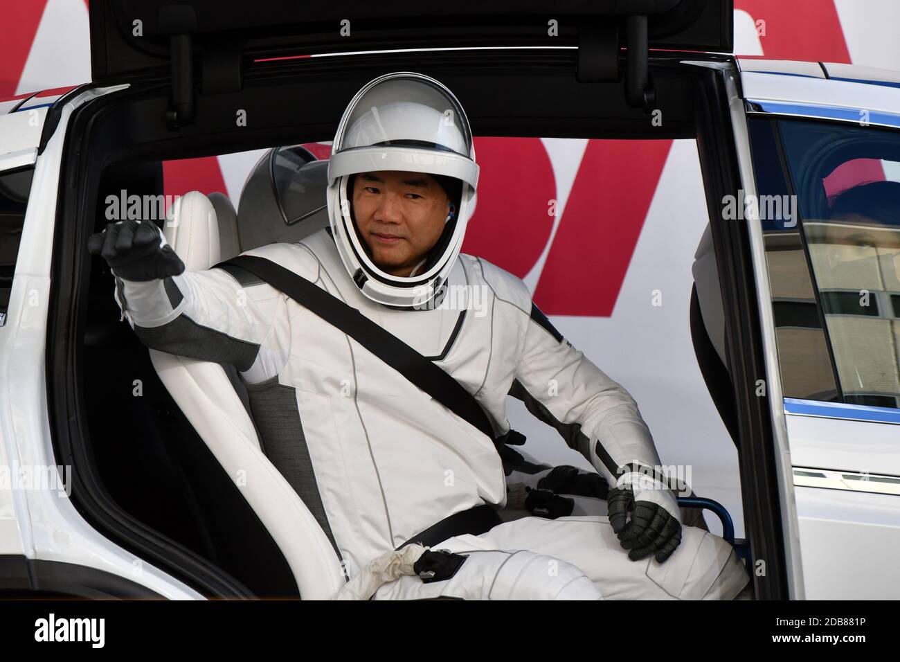 Kennedy Space Center, Stati Uniti. 16 Nov 2020. Japan Aerospace Exploration Agency (JAXA) l'astronauta Soichi Noguchi ondeggia ai membri della famiglia dopo la sua passeggiata fuori dall'o&C Building al Kennedy Space Center, Florida, domenica 15 novembre 2020. Noguchi fungerà da Mission Specialist per il primo equipaggio operativo lanciato alla Stazione spaziale Internazionale. Foto di Joe Marino/UPI Credit: UPI/Alamy Live News Foto Stock