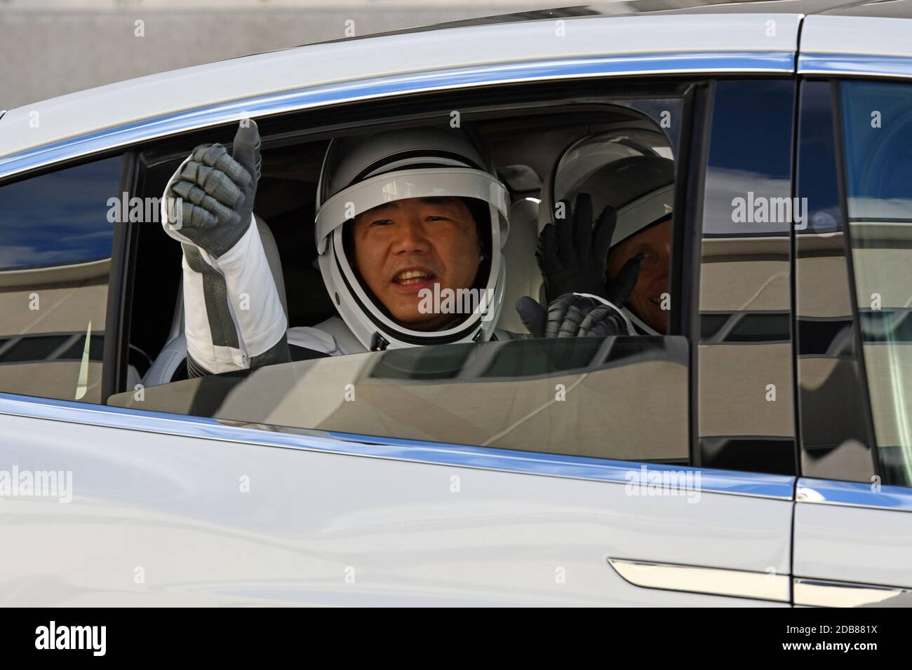 Kennedy Space Center, Stati Uniti. 16 Nov 2020. Japan Aerospace Exploration Agency (JAXA) l'astronauta Soichi Noguchi dà un pollice ai media mentre corre in una Tesla al complesso 39A presso il Kennedy Space Center, Florida, domenica 15 novembre 2020. Noguchi fungerà da Mission Specialist per il primo equipaggio operativo lanciato alla Stazione spaziale Internazionale. Foto di Joe Marino/UPI Credit: UPI/Alamy Live News Foto Stock