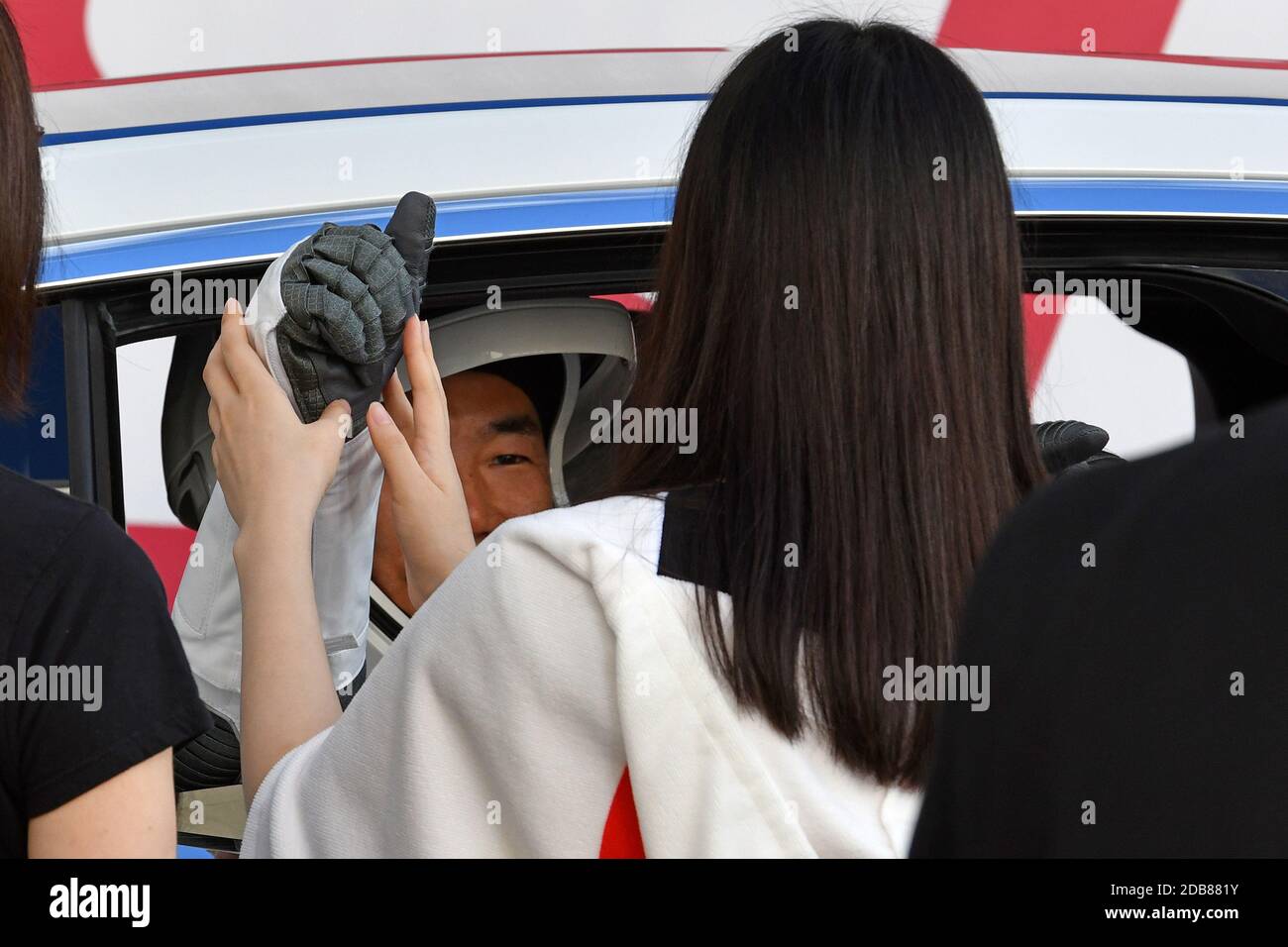 Kennedy Space Center, Stati Uniti. 16 Nov 2020. Japan Aerospace Exploration Agency (JAXA) l'astronauta Soichi Noguchi è avvicinato dalla famiglia dopo la sua passeggiata fuori dall'o&C Building al Kennedy Space Center, Florida, domenica 15 novembre 2020. Noguchi fungerà da Mission Specialist per il primo equipaggio operativo lanciato alla Stazione spaziale Internazionale. Foto di Joe Marino/UPI Credit: UPI/Alamy Live News Foto Stock