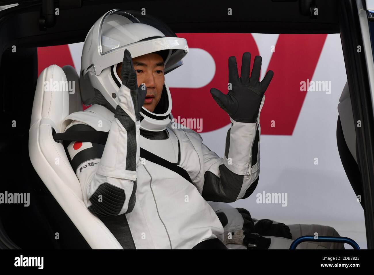 Kennedy Space Center, Stati Uniti. 16 Nov 2020. Japan Aerospace Exploration Agency (JAXA) l'astronauta Soichi Noguchi ondeggia ai membri della famiglia mentre si siede in una Tesla dopo la sua passeggiata fuori dall'o&C Building al Kennedy Space Center, Florida, domenica 15 novembre 2020. Noguchi fungerà da Mission Specialist per il primo equipaggio operativo lanciato alla Stazione spaziale Internazionale. Foto di Joe Marino/UPI Credit: UPI/Alamy Live News Foto Stock