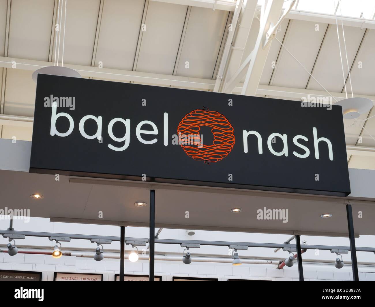 Bagel nash segno nero lettere bianche rosso raffigurazione di bagel impostato nello spazio sul tetto Foto Stock