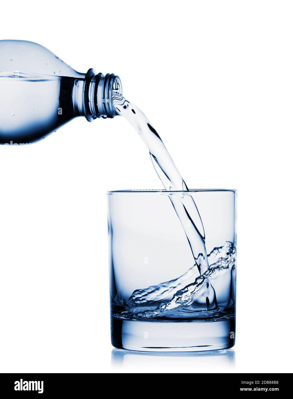 Versare l'acqua in un bicchiere largo isolato su fondo bianco Foto stock -  Alamy