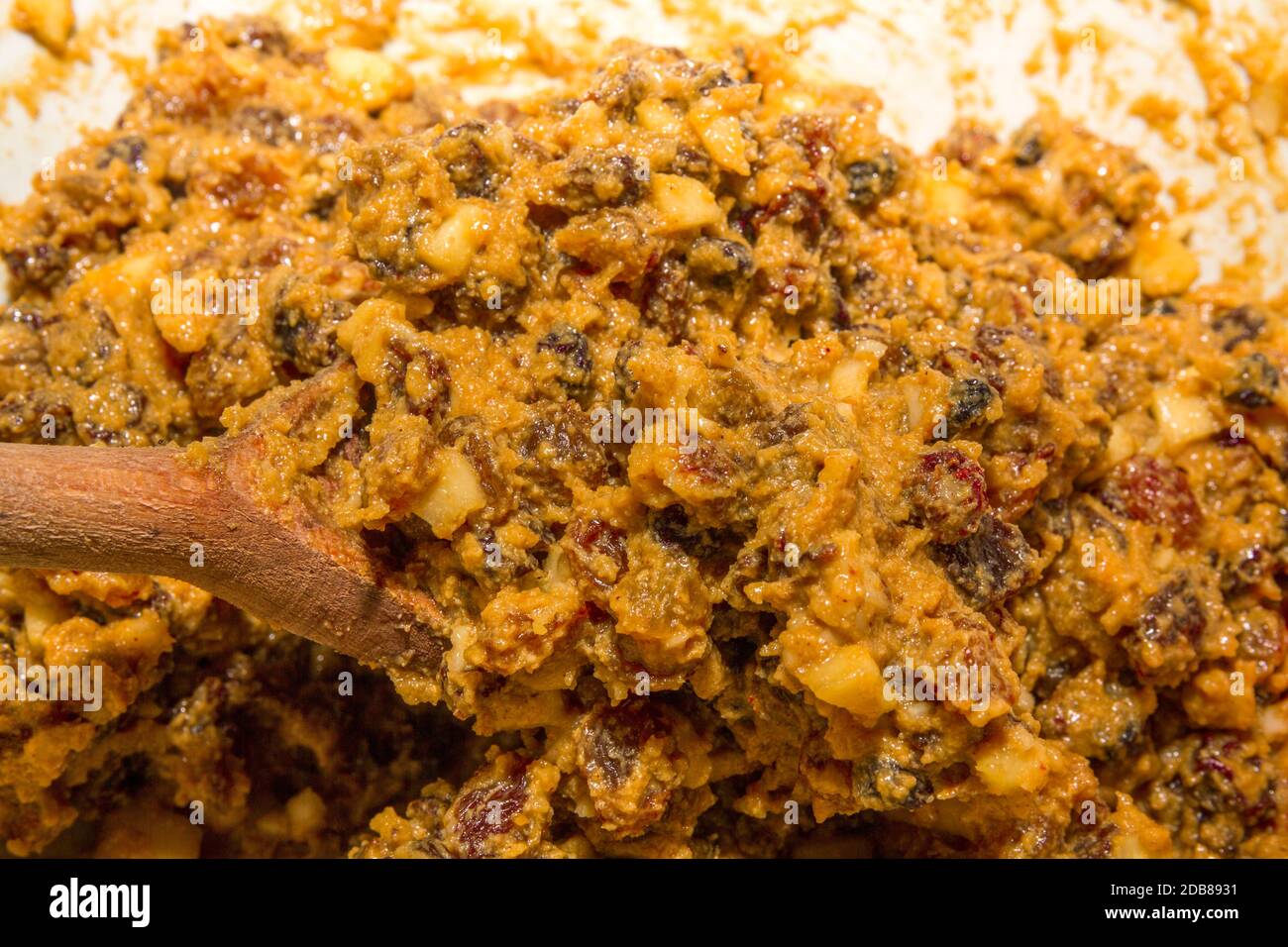 Primo piano di Natale pudding mix essere mescolato, mescolato. Foto Stock