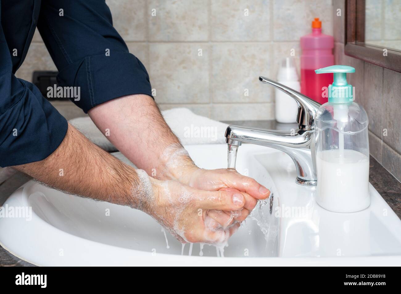 Prevenzione del coronavirus. Lavaggio delle mani con acqua calda e sapone per prevenire l'infezione da Covid-19. Igiene delle mani. Salute. Foto Stock