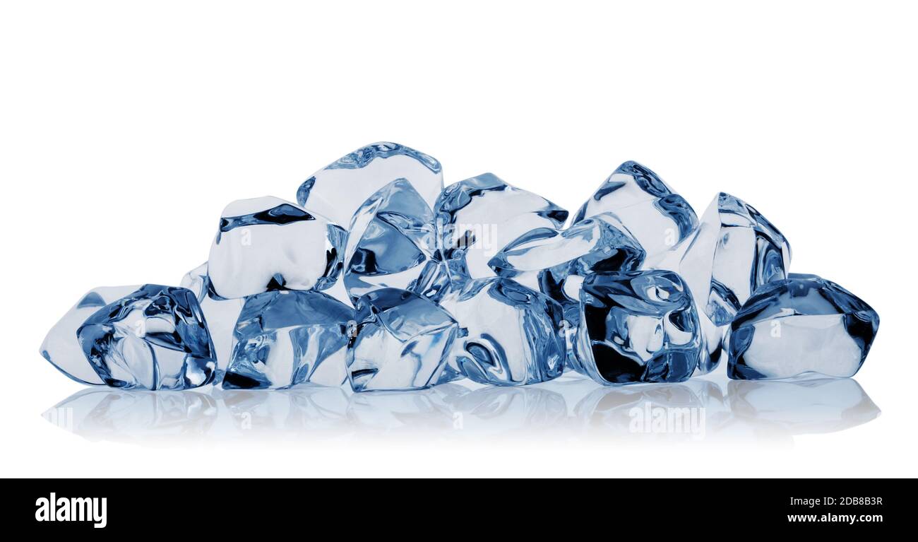 Mazzetto di diversi cubetti di ghiaccio isolato su sfondo bianco. Viraggio in blu. Foto Stock