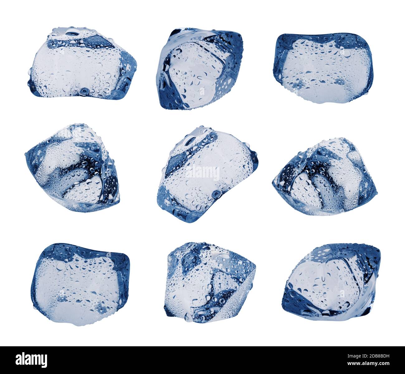 Grande varietà di cubetti di ghiaccio con goccioline isolati su sfondo bianco. Set. Viraggio in blu. Foto Stock
