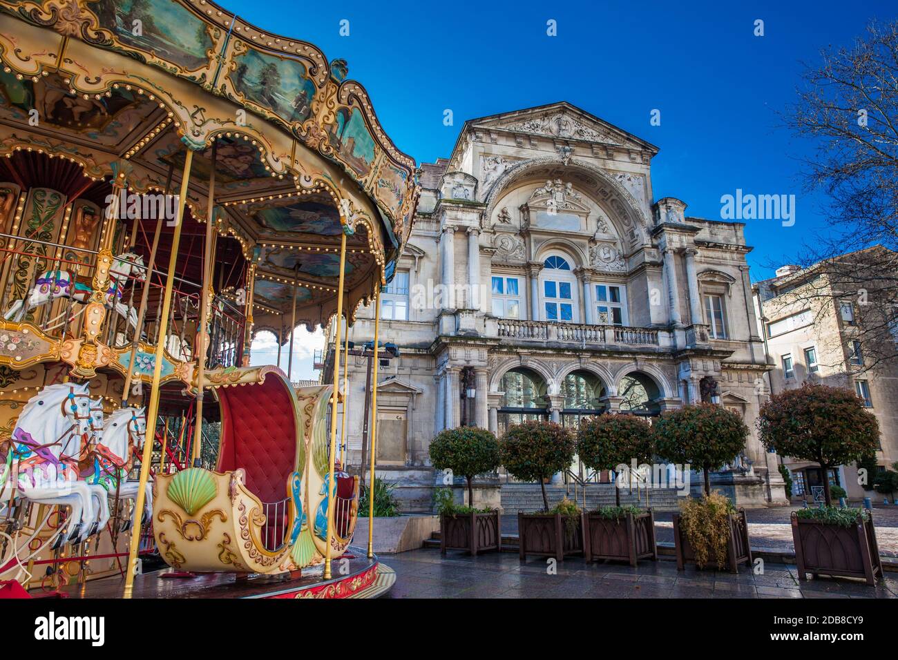 AVIGNONE - MARZO, 2018: Giostra francese in stile antico con scale a Place de l'Horloge ad Avignone, Francia Foto Stock