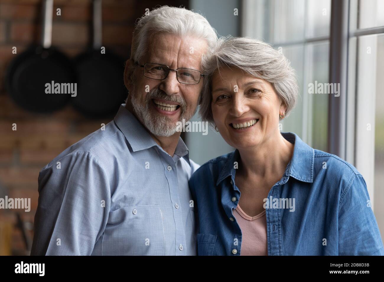 Foto ritratto sorridente coppia matura guardando la fotocamera Foto Stock