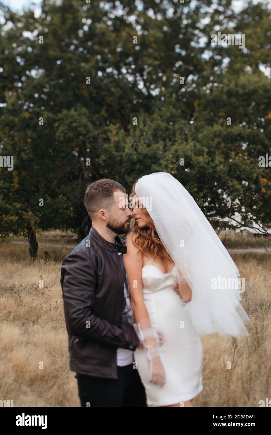 Ritratto di una sposa e di uno sposo in piedi in un campo, Russia Foto Stock