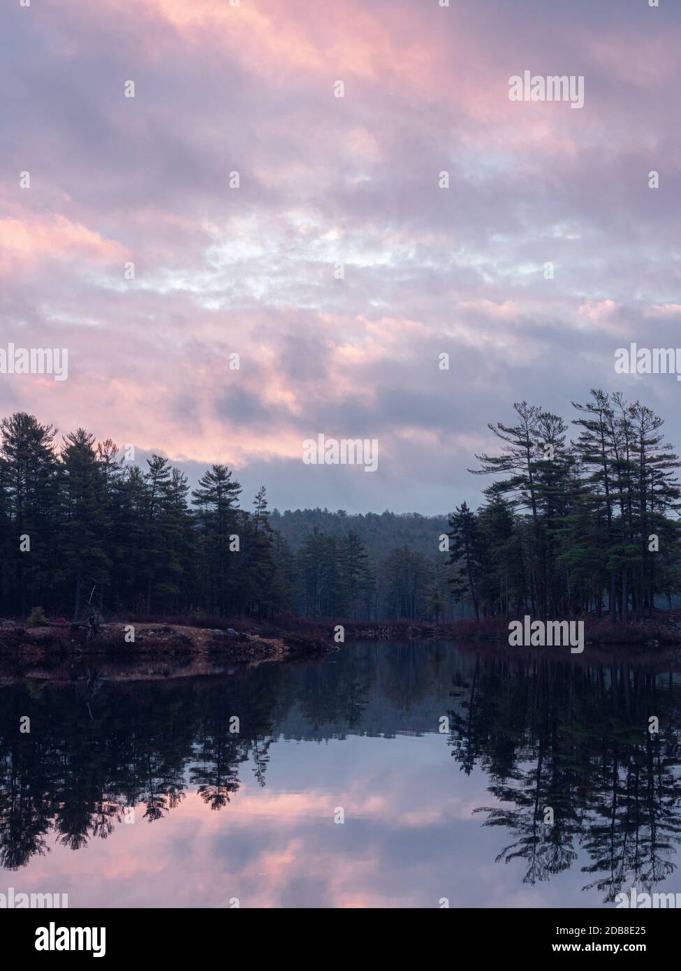 Il sole che arriva sul lago Tully a Royalston, Massachusetts, in una mattina d'autunno torbida e torbida. Foto Stock