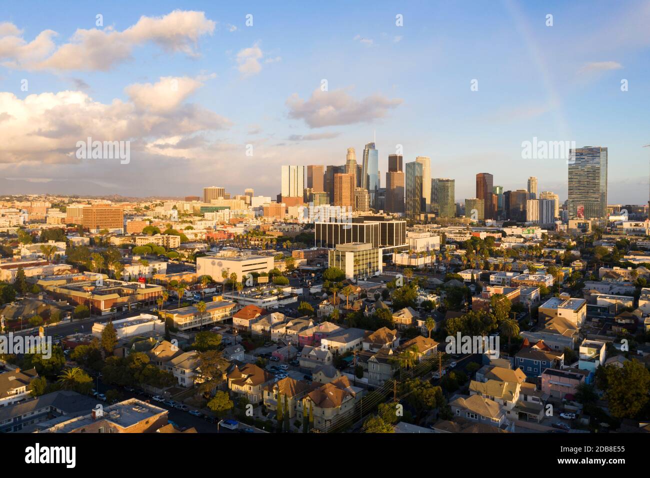 Arco di un debole arcobaleno sul centro di Los Angeles AS una tempesta scompare Foto Stock