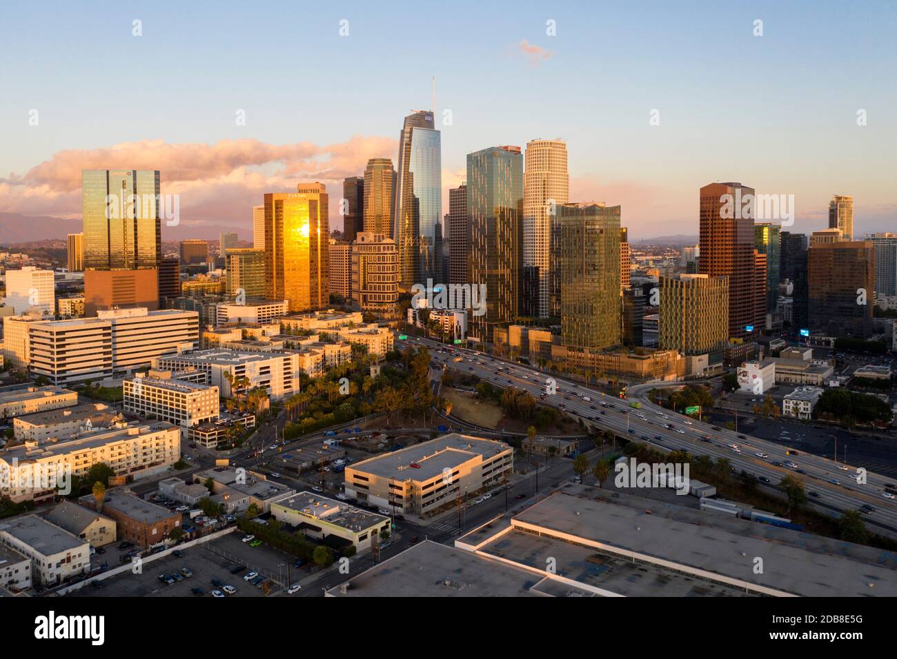 Vista aerea dei riflessi del tramonto dorato nei grattacieli Del centro di Los Angeles Foto Stock