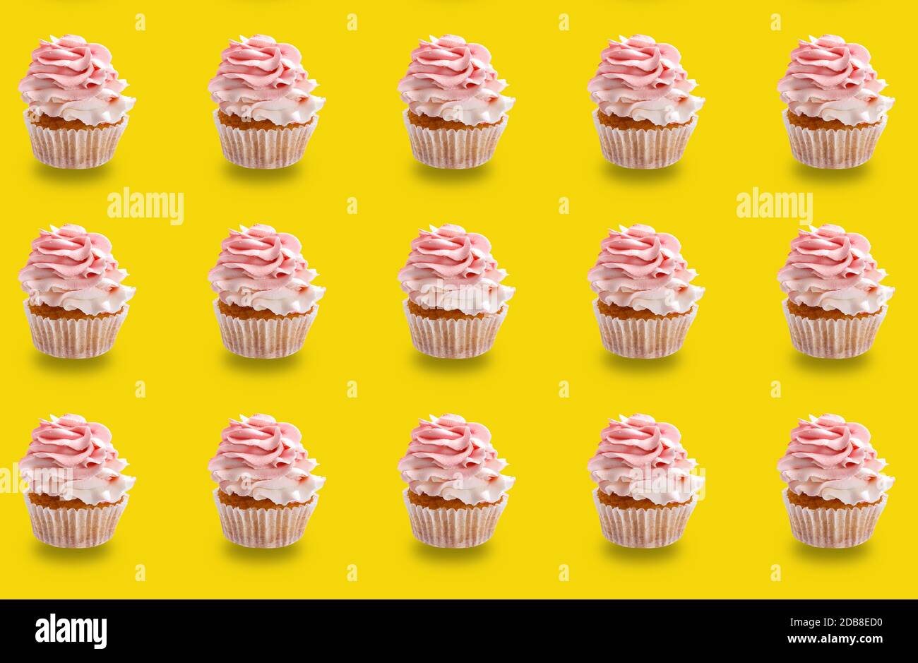 Pan di Spagna con panna in forma di rosa su uno sfondo giallo isolato. Il concetto della celebrazione. Ripetizione senza giunture. Confezione originale desi Foto Stock