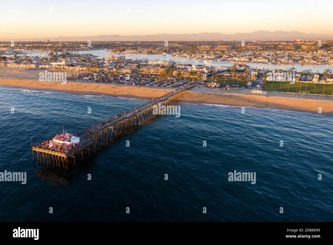 Vista aerea del molo di Balboa sulla penisola di Balboa della costa di Newport Beach, California Foto Stock