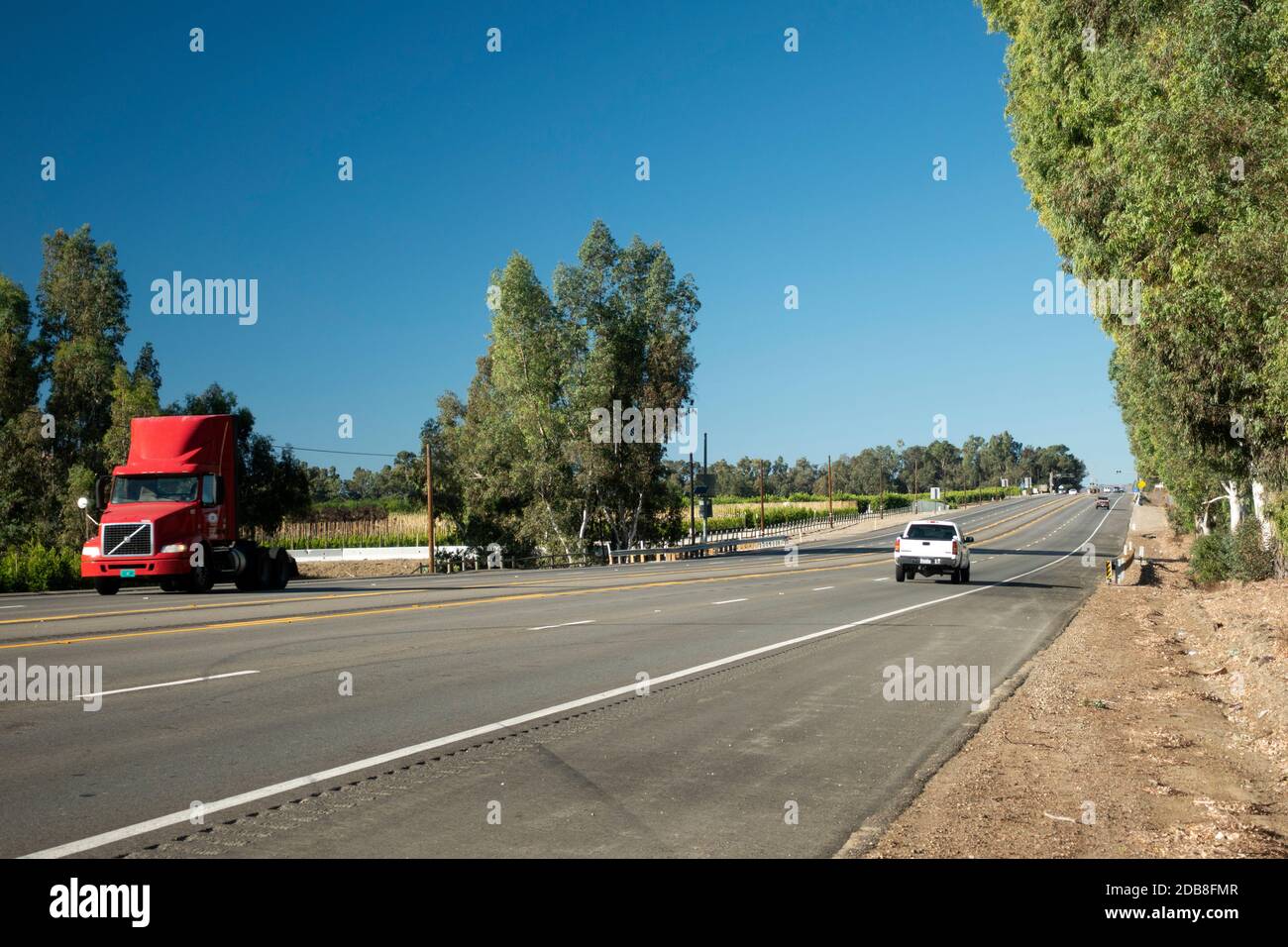 Vista dell'autostrada 126 che attraversa la Santa Clara River Valley nella contea di Ventura, California Foto Stock