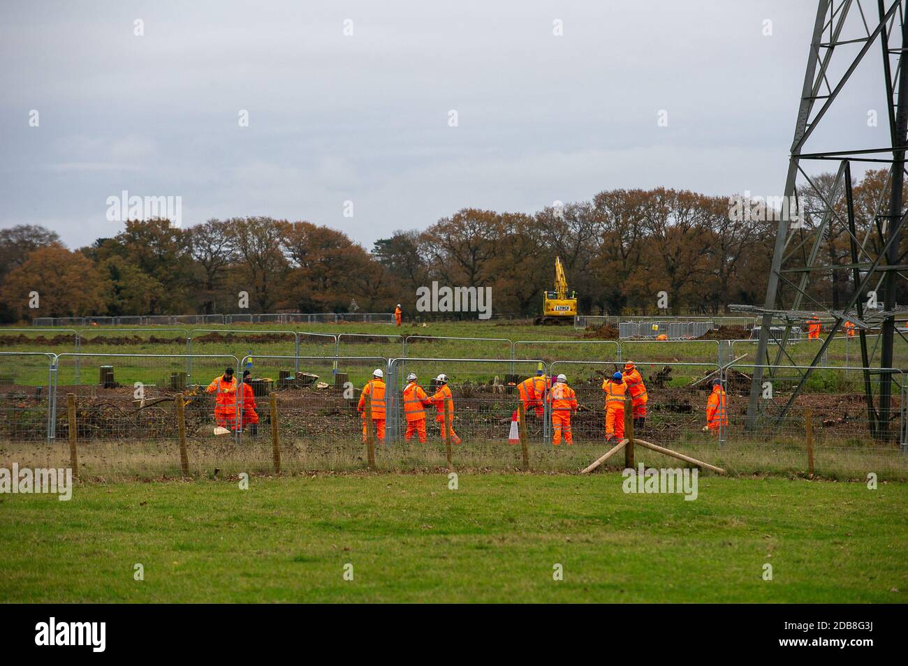 Aylesbury vale, Buckinghamshire, Regno Unito. 16 novembre 2020. Fino a pochi giorni fa, la foresta di Grim's Ditch ad Aylesbury vale era un'area fiorente di boschi e siepi pieni di fauna selvatica. Il Ditch di Grim è un importante lavoro di terra ed è programmato come monumento antico. Gli alberi che ne fanno parte, sono stati distrutti da HS2. Oggi gli ultimi arti degli alberi pieni di insetti e di vita sono stati raccolti da lavoratori HS2 per essere messo attraverso un legno chipper. Il collegamento ferroviario ad alta velocità da Londra a Birmingham sta causando enormi quantità di disboscamento in tutta la campagna. Credito: Maureen McLean Foto Stock