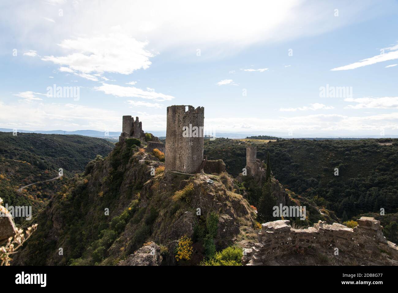 Tre dei castelli di Lastours: Tour Régine, Surdespine e Quertinheux Foto Stock