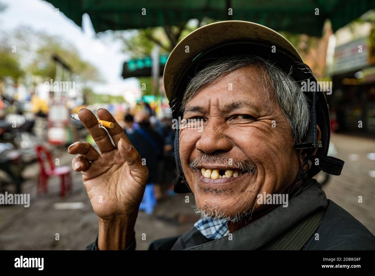 Vecchio fumatore uomo dal Vietnam Foto Stock