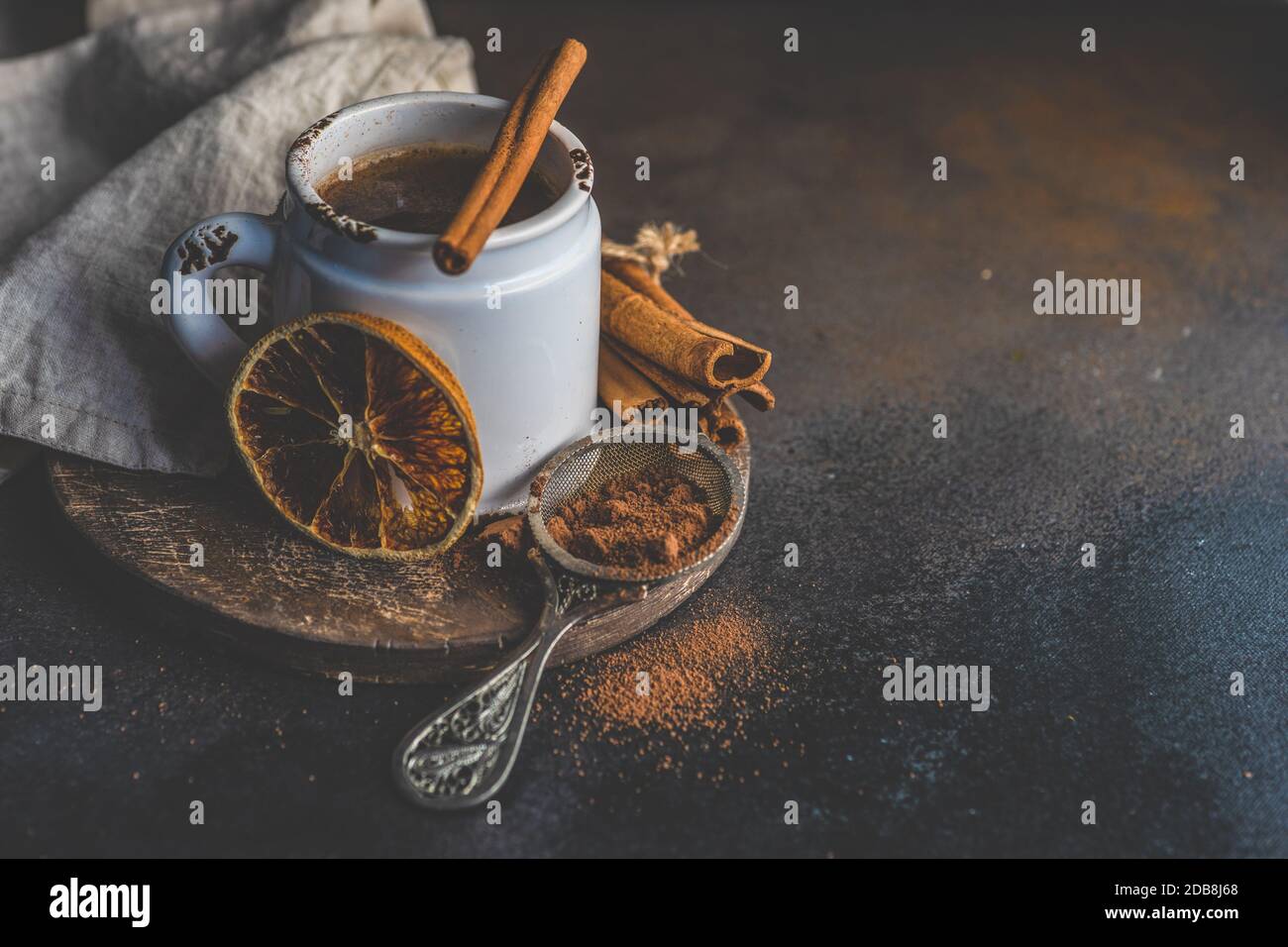 Cioccolata calda con bastoncini di cannella e arancia secca Foto Stock