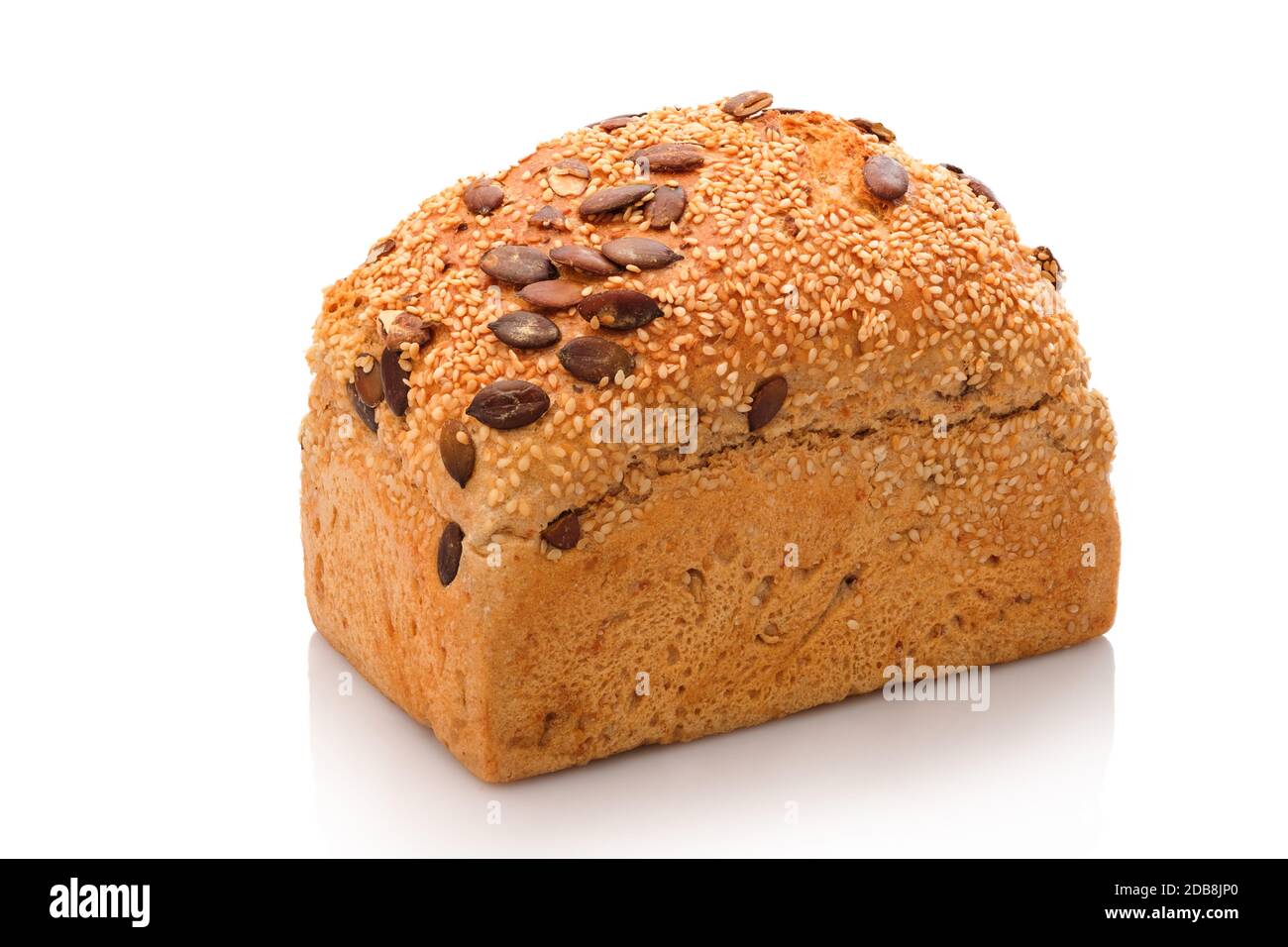Il pane con sesamo e semi di zucca isolato bianco Foto Stock
