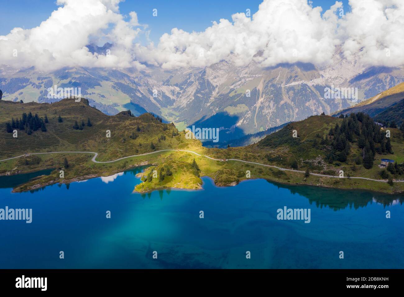 Riflessi di montagna nel lago di Trubsee sul monte Titlis, Nidwalden, Svizzera Foto Stock
