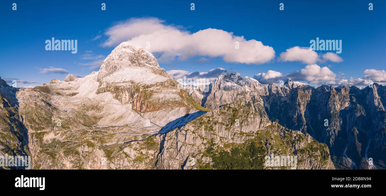 Passo di montagna nella catena montuosa di Mangart, alpi Giulie, Slovenia Foto Stock