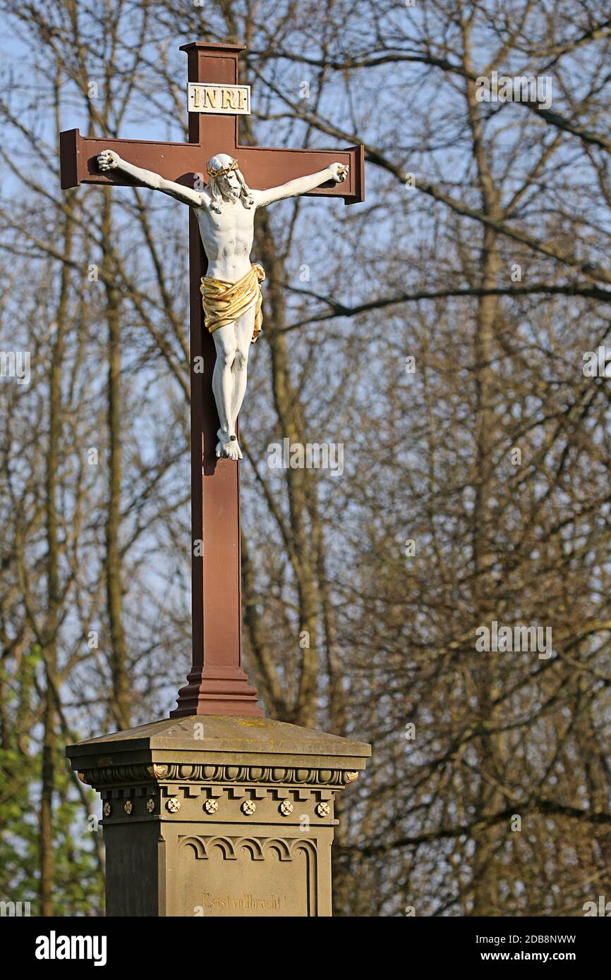 La croce di fronte alla cappella di pellegrinaggio sul Letzenberg Foto Stock