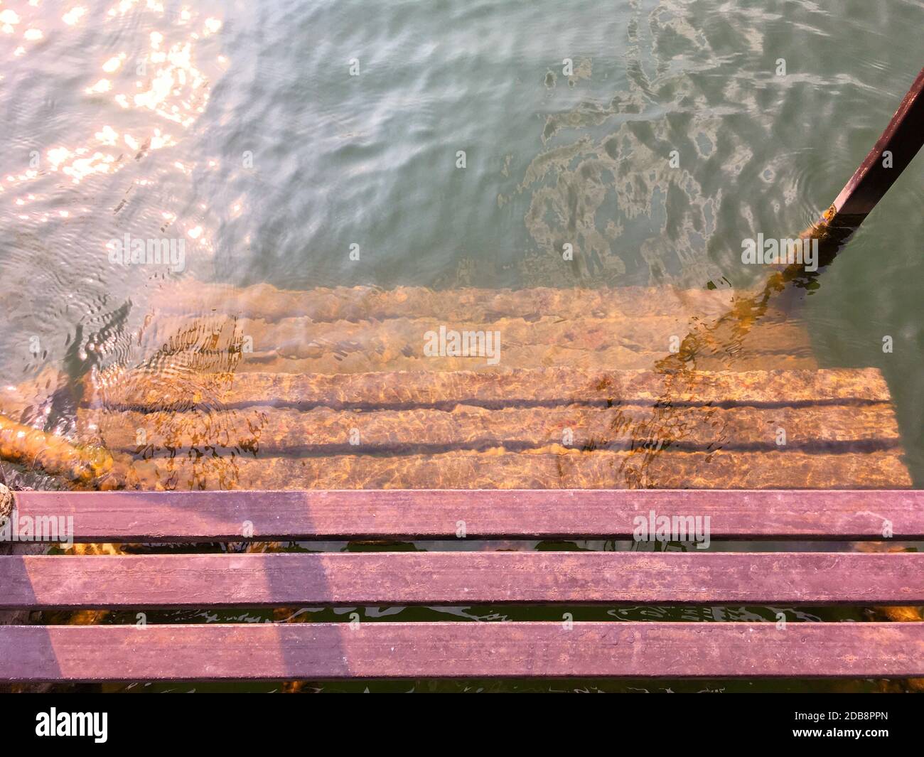 Una scalinata che porta alla canoa e al nuoto in acqua Foto Stock