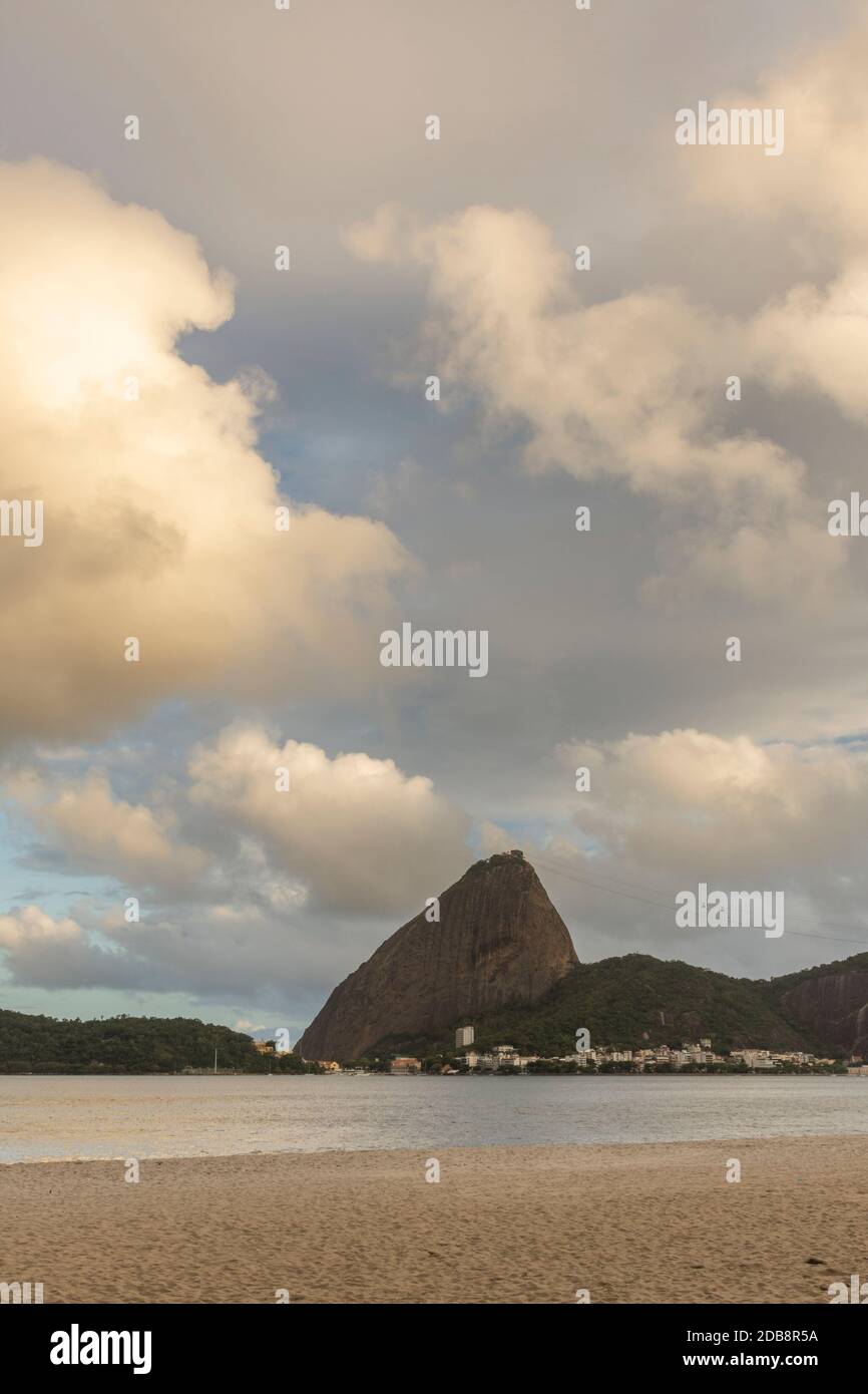 Splendido paesaggio al tramonto a Praia do Flamengo (spiaggia di Flamengo), Pão de Açúcar (montagna del Loag dello zucchero) sul retro, Rio de Janeiro, Brasile Foto Stock