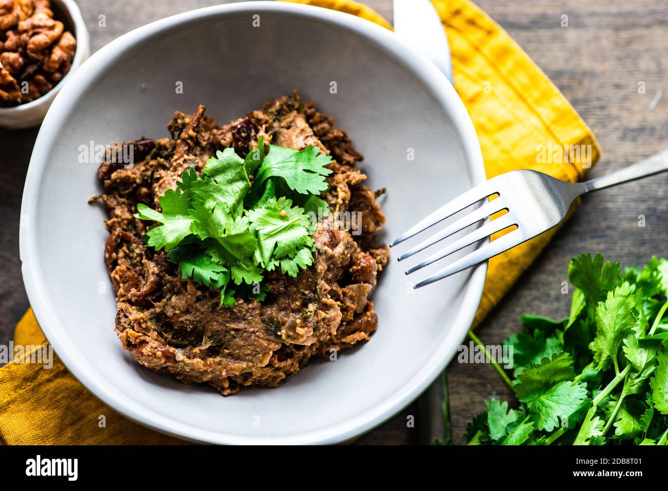Tradizionale piatto di lobio georgiano con coriandolo Foto Stock