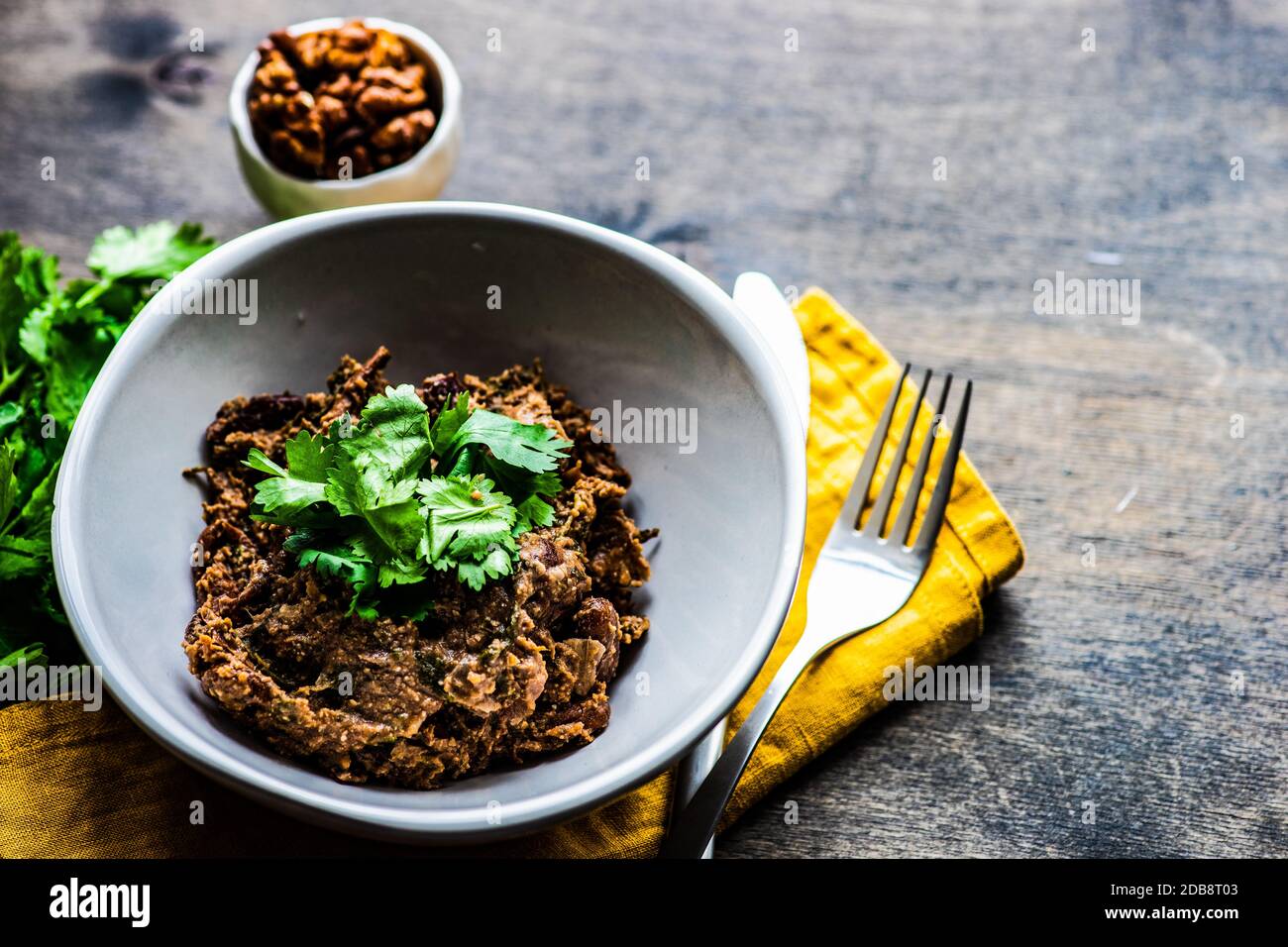Tradizionale piatto di lobio georgiano con coriandolo Foto Stock