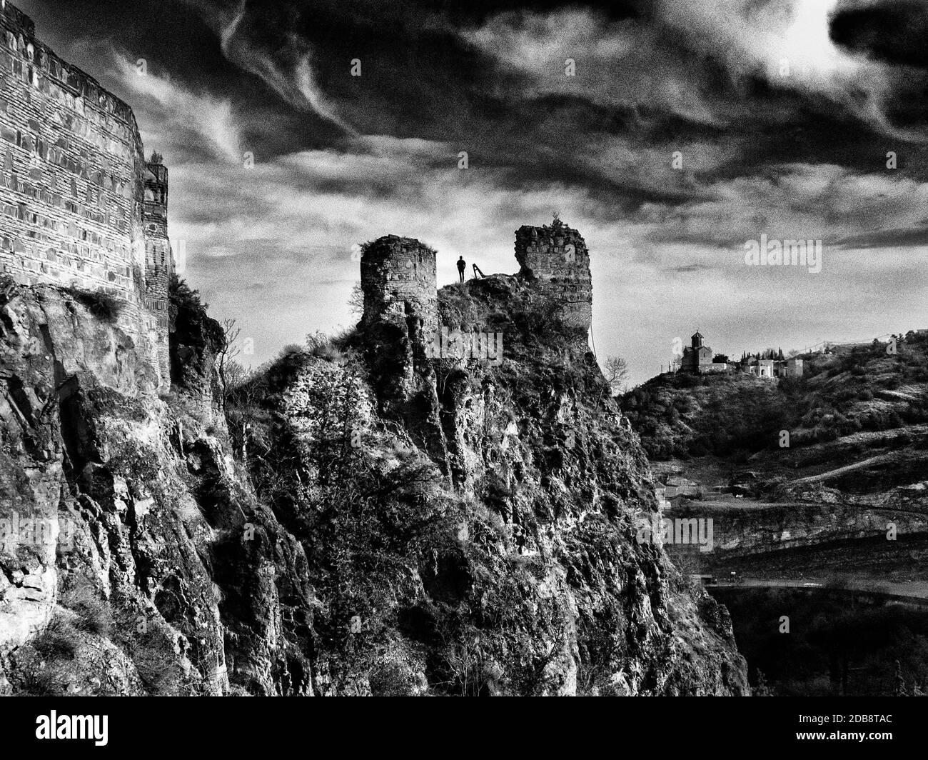 Silhouette di un uomo in piedi su una scogliera, Georgia Foto Stock