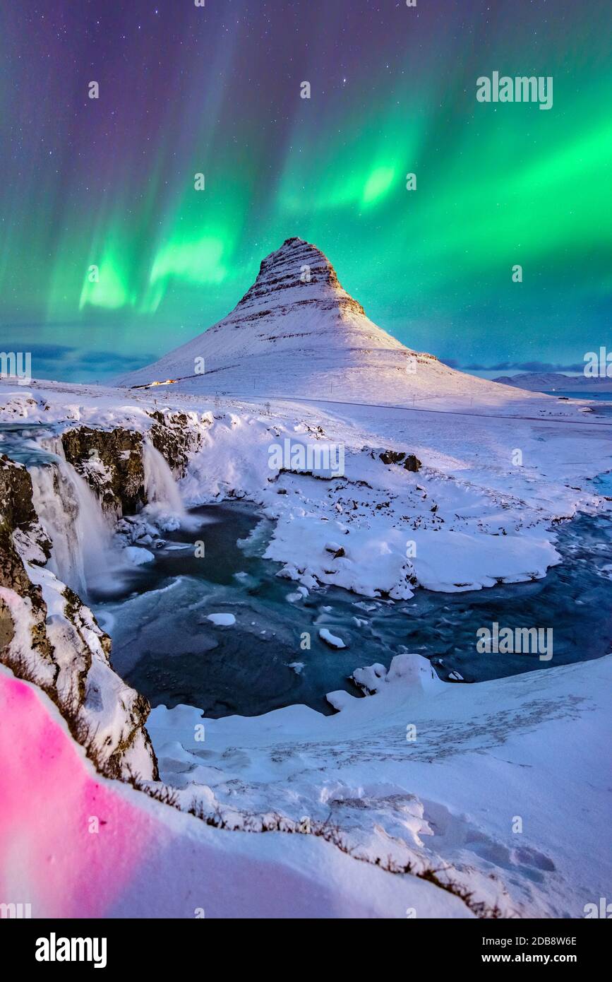 Aurora boreale su Kirkjufell, Penisola di Snaefellsnes, Islanda Foto Stock