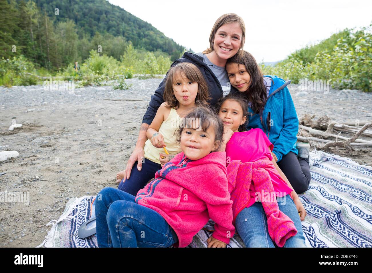 Madre posa per una foto con le sue quattro figlie. Foto Stock